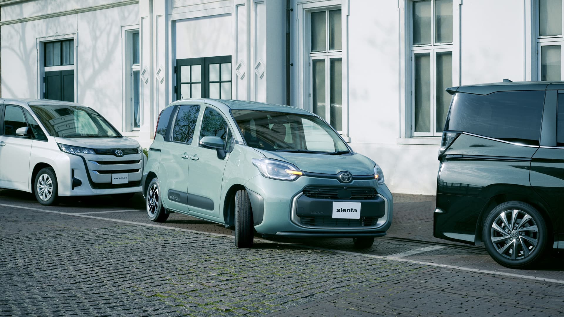 ハンドル、ペダル、シフトチェンジ操作を車両がアシストする高度駐車支援機能「アドバンスト パーク」も設定された。