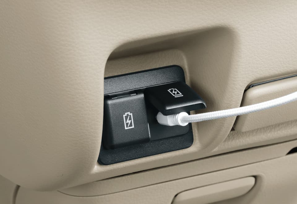 USB電源ソケットを標準装備、車内でモバイル機器の充電が可能。