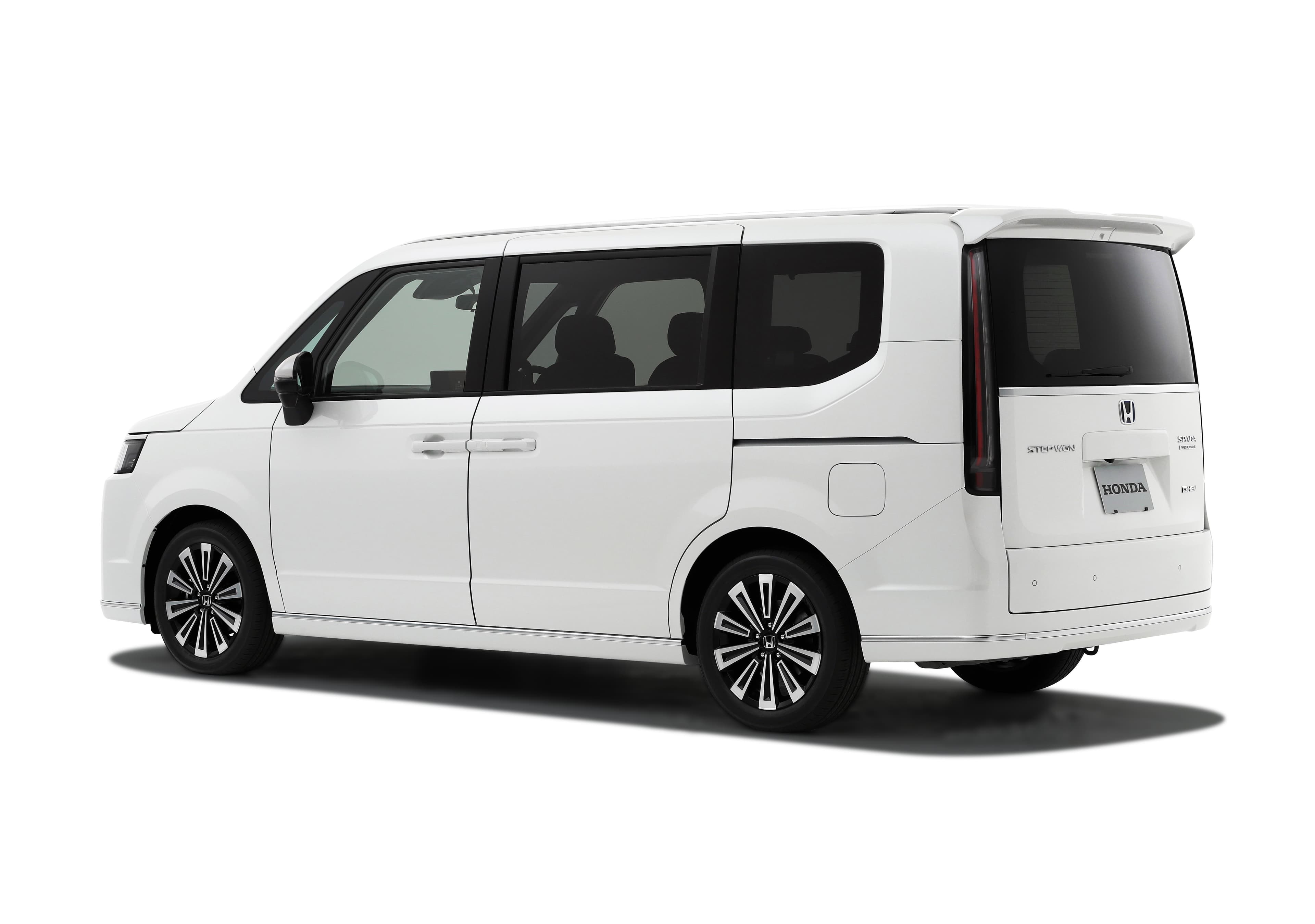 世界初(2022年5月時点、ホンダ調べ)の静電タッチセンサー式のパワースライドドアを全車に標準装備。