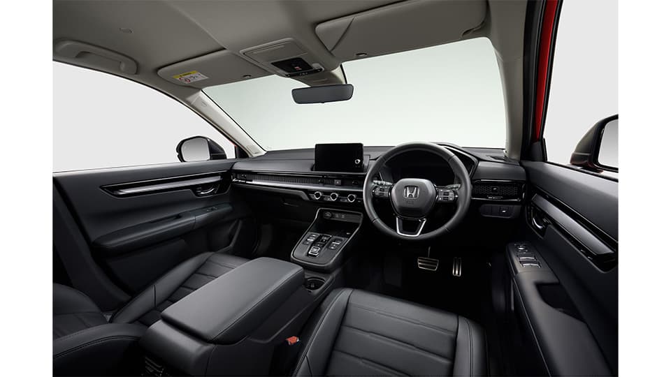 インパネやドアライニングなど目や手が触れる機会が多い場所には木目調素材やピアノブラックのパーツで素材の個性を際立たせた。