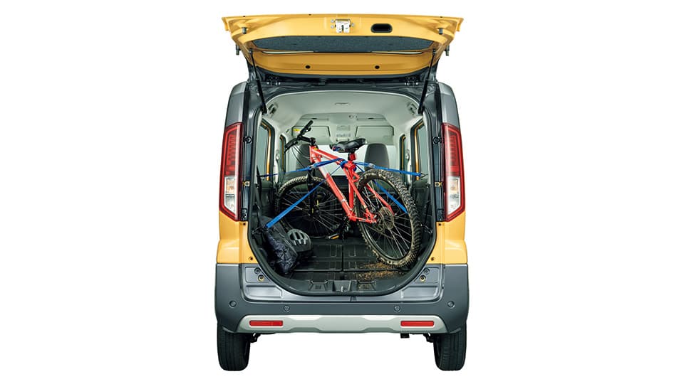 27インチの自転車もらくらく積載。防汚タイプのラゲッジフロアでアウトドアユースに適した仕様となっている。