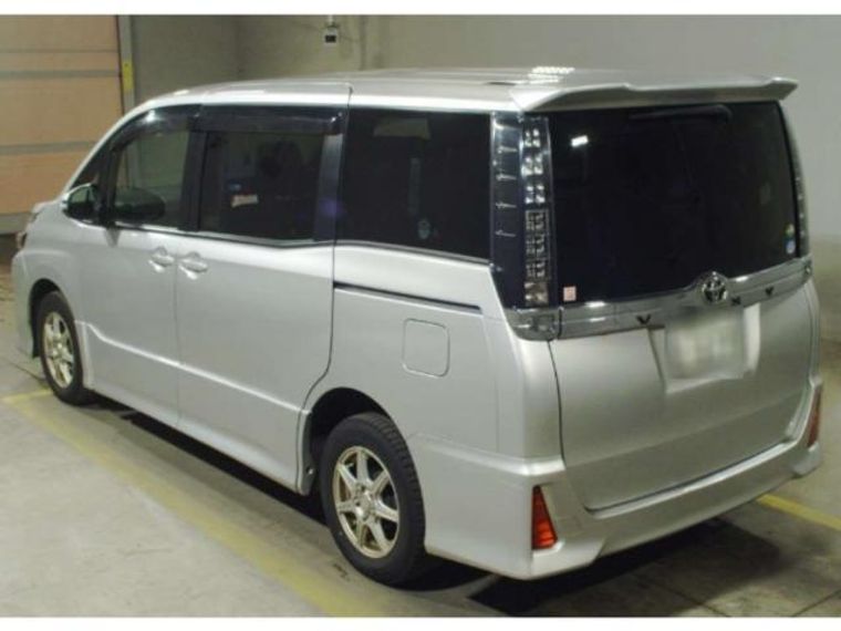 中古車カーリース トヨタ ヴォクシー 2015年式 シルバー 走行距離